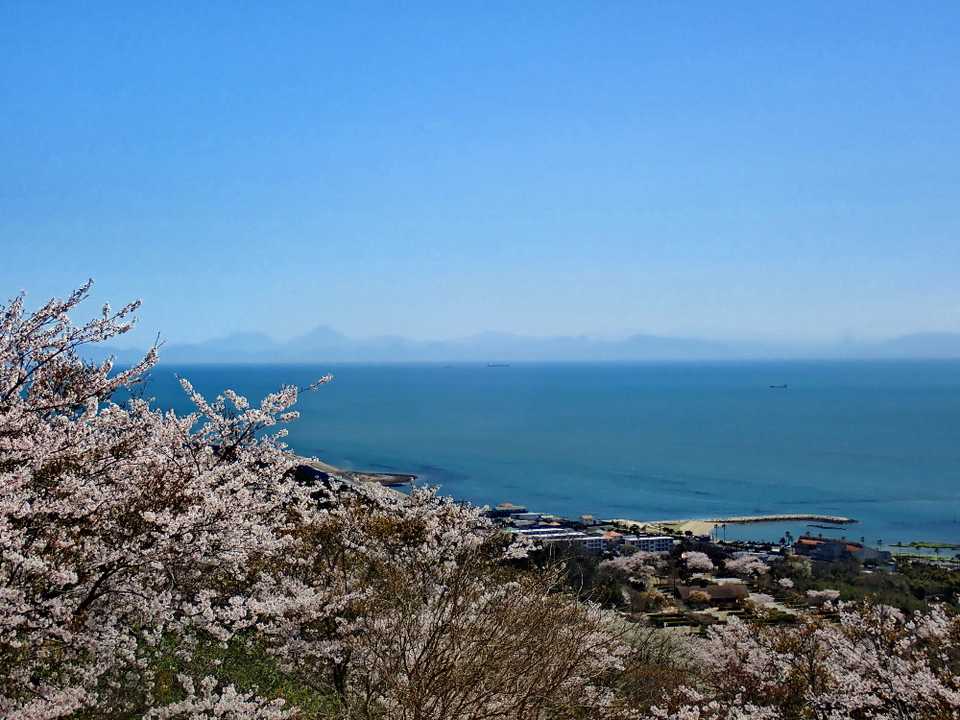 左は由布岳、鶴見岳です。右の八面山の奥にうっすら見えるのがおそらく九重です。左が大船山、右が久住山でしょう。