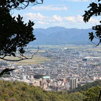 時折り町並みが見えて