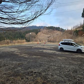 スタートはヤビツ峠じゃなくて、菩提峠の駐車場です。朝は7:20でほぼ満車、なんとか停められました。
この写真は下山時です。