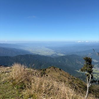 人吉盆地　

約260万年前に断層運動によって陥没してできた盆地とされています。当初は外部への水の流路は不完全で、肥薩火山の活動で出た溶岩によって外部への水の流路が閉じると、内部に水が溜まって古人吉湖という、現存すれば琵琶湖に次ぐ日本第2位の湖が出現していたとされています。


人吉盆地の南縁沿いには人吉盆地南縁断層という活断層があります