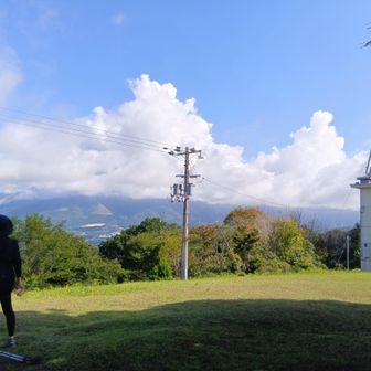 北面に伊吹山が目前ですが、生憎山頂付近は雲に覆われていました😟