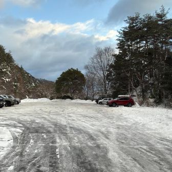 30分ほど歩いて割谷駐車場に到着。
ここまでチェーンスパイクなしでも歩いて来れました😊