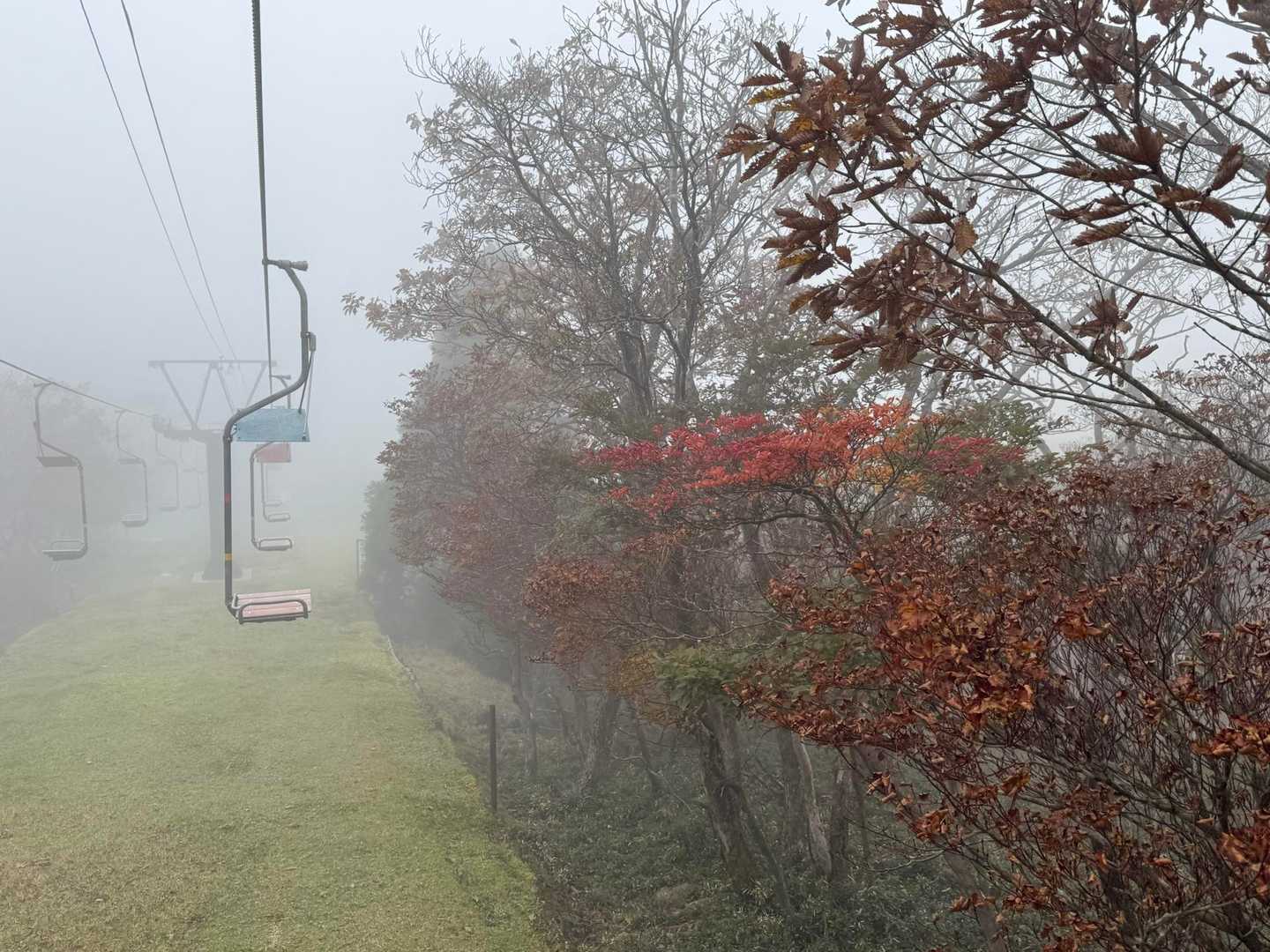 山頂までの景観は期待できないので、初めてリフトを使用する事に