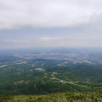 右下に鏡沼、中央は倶知安の街