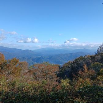 飯豊連峰方面かな？　雲がかかってよく見えないけど