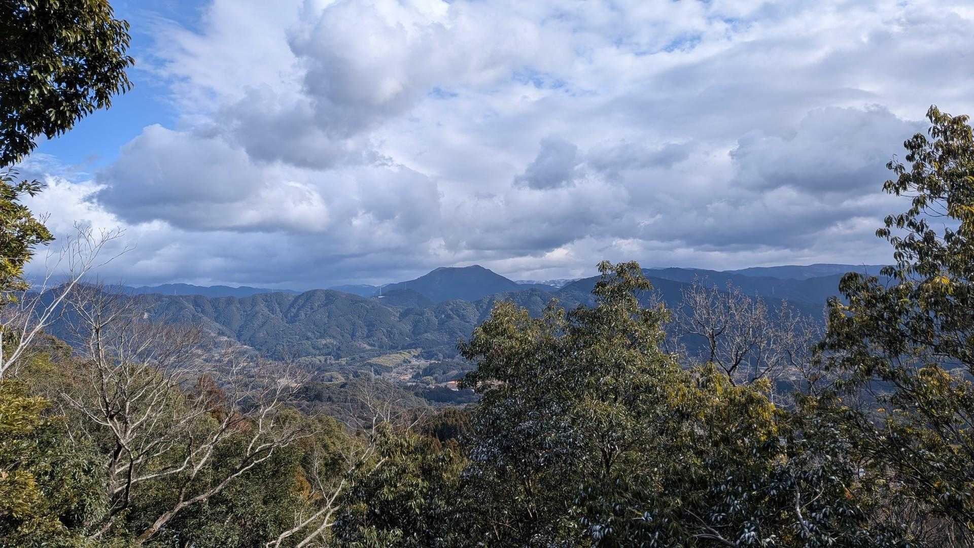 東側の眺望も。
矢山岳だろうか