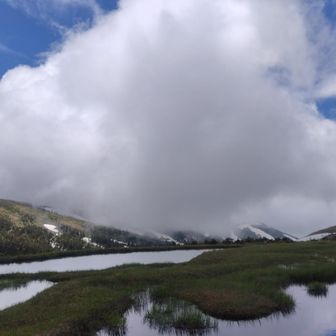 食事を終えるころ、雲行きが怪しくなり始め、遠くで雷鳴も聴こえた。ぼちぼち引き揚げよう。山頂に滞在した３時間だけ、嘘みたいに晴れていた。