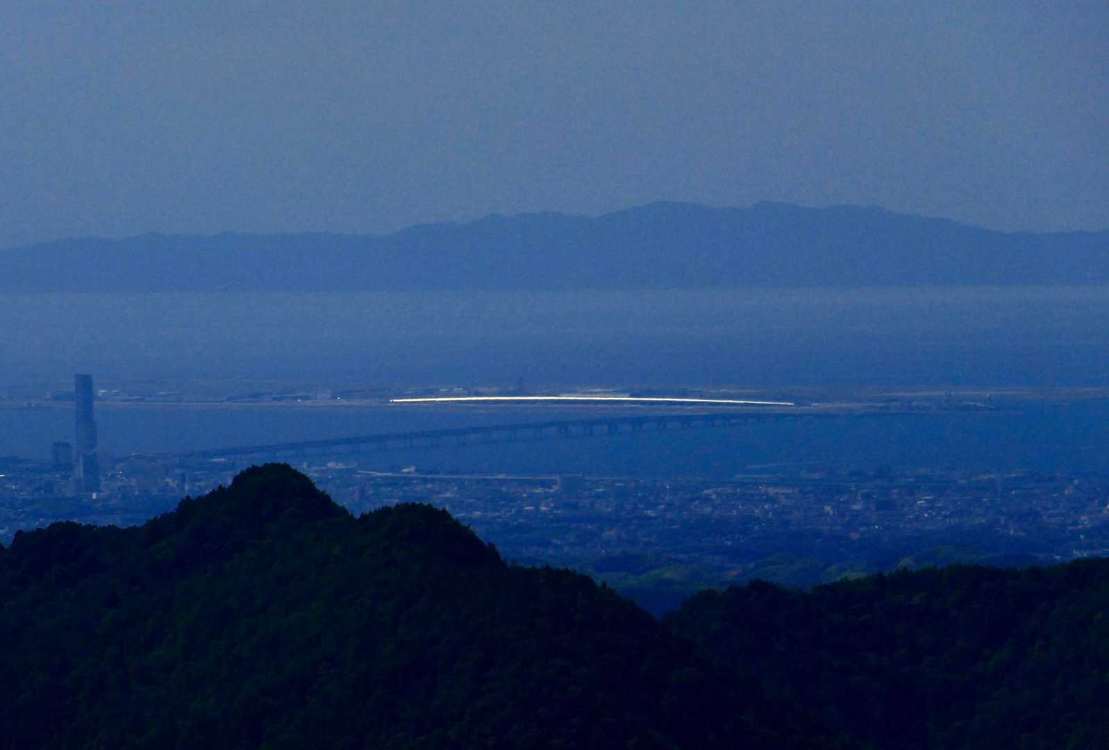 「ほんだら向こうに見えるんは淡路島か？」
「そやそや」
ワイワイ言って行きました。
大阪のおばちゃん元気やな！