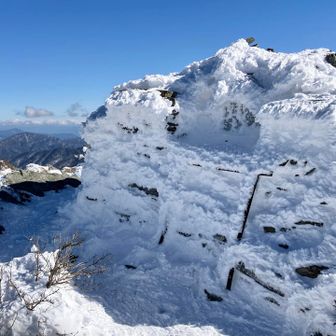 やっとこさ山頂へ！

丸山荘からコースタイムの倍以上かかった
自分達だけで道を切り拓いた達成感でいっぱい
