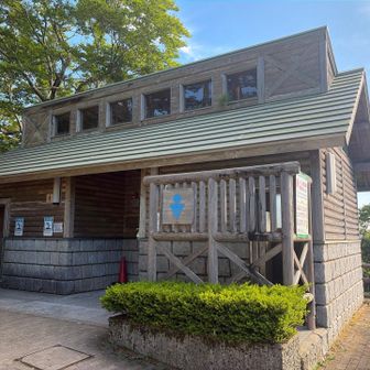 土小屋駐車場のトイレ。洗浄機付き水洗トイレでかなりキレイ。