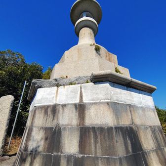 大燈籠だとか。
明治から紆余曲折　灯ったり消えたり　瀬戸内の船の道しるべ。