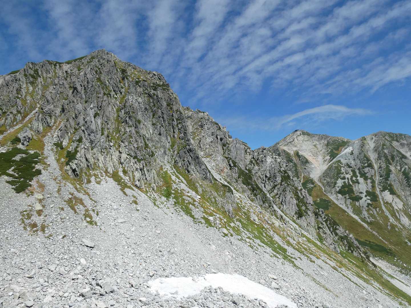 龍王岳から降り、
振り返って龍王岳と雄山！⛰️
カッコいい！

雪渓も残ってるよ。