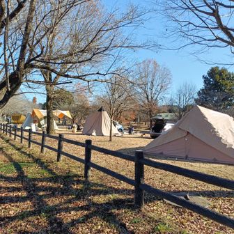 このクソ寒い中よくキャンプやるよなあ...と思うが、向こうもこのクソ寒い中よくわけわからん山登るなあ...と思うはずである。