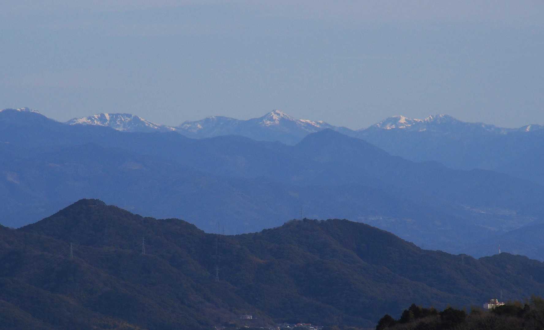 北東には、剣山系の山々
綱付森（左）、白髪山（中央）、剣山、次郎笈（右）