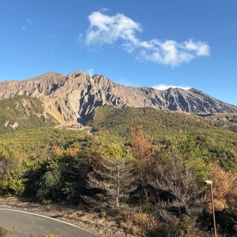 噴火して出来た山。今でも噴火している。