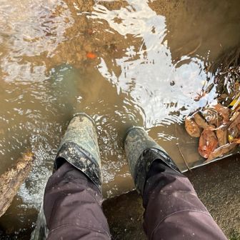 泥んこ長靴を手で洗います🖐️