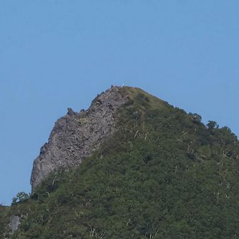 そういえば今日はあの方が登っていると聞いたのでズームしてみると・・・、いたー！、あの色は間違いない！
akadake5さんだ！👀
ということで、みんなしてを手を振ったり声を出したりしたけど届くわけもなし😆
（ちゃっぺさんの高倍率ズームカメラではしっかり写っていました。）