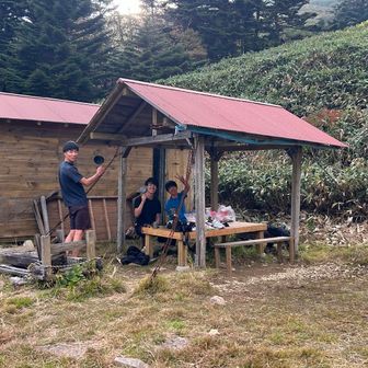 愛大避難小屋🛖若者が楽しんで夕食🍽️準備😆