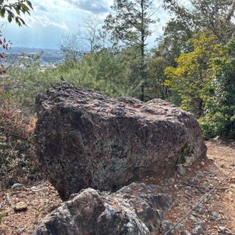 途中の大岩の上から