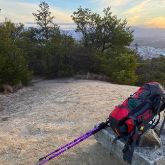 防寒着でザックがパンパンです