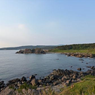 中須賀浜、釜の口、大須賀浜と続く海岸線
遠く階上岳を望む