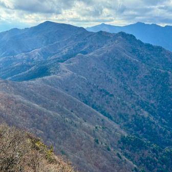 祖母山へと続く、長い稜線😌
