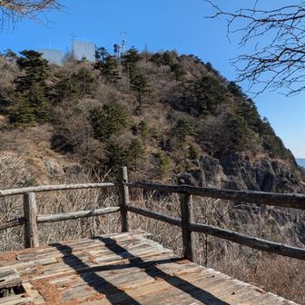三ツ峠山（開運山）を振り返る。