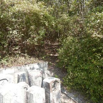 ８．墓地を抜けると