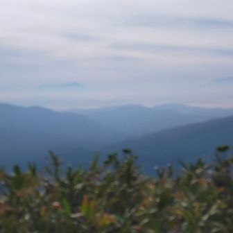 御嶽山や乗鞍岳、穂高方面がかすかに見えました。