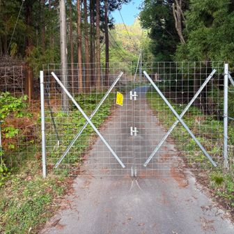 当郷登山口からスタート🚶
この防獣柵の手前に５〜6台ほどの駐車スペースがありました🅿️
