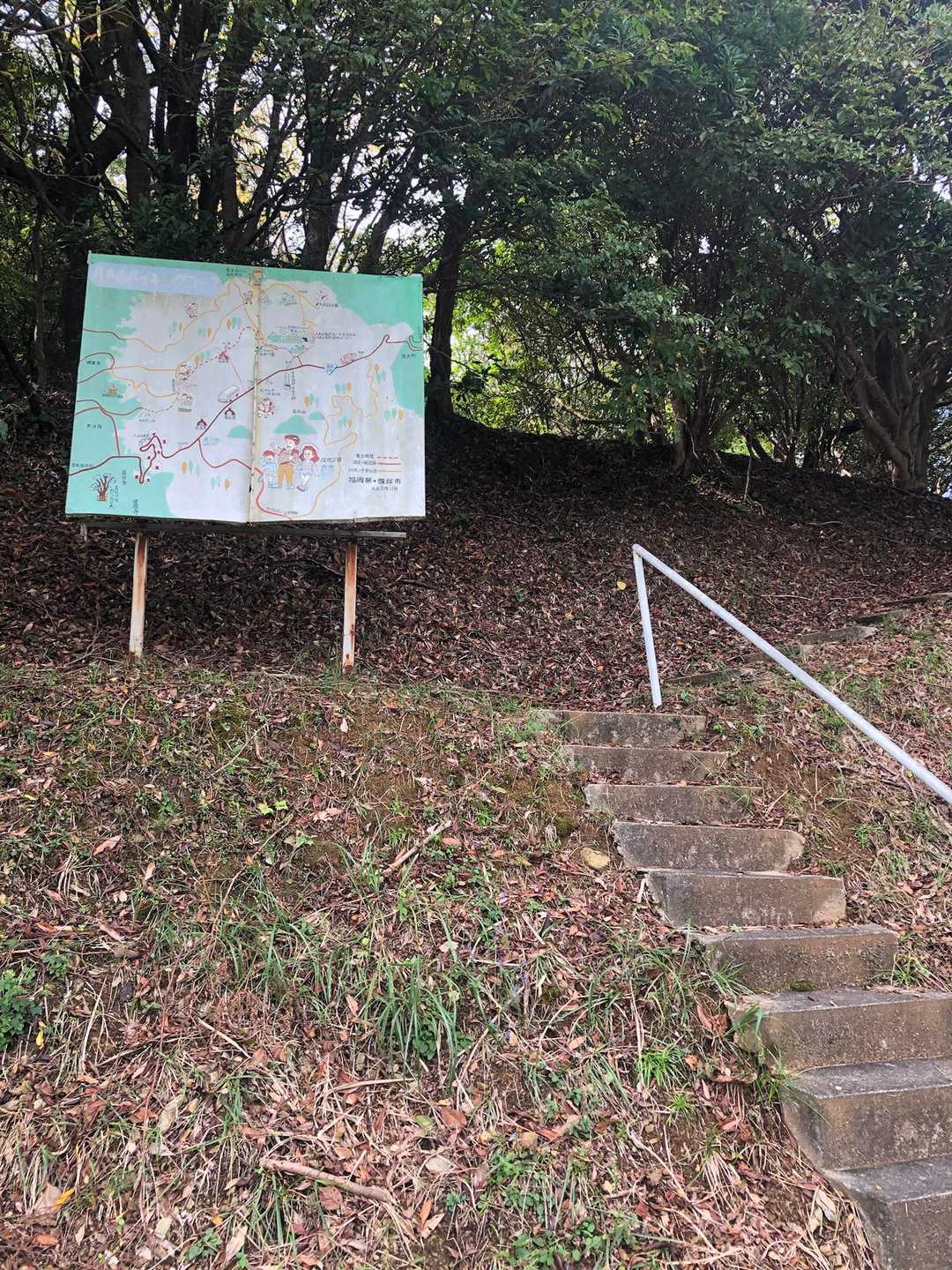 反対側の登山口へ下りて来ました♪
車道を歩いて、駐車場へ戻ります…