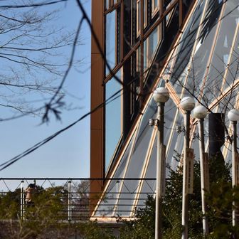 ド派手な建物は信徒会館との事。