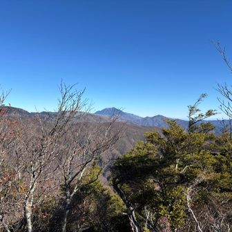 目の前に、中倉山、社山の稜線✨✨
奥には男体山⛰️