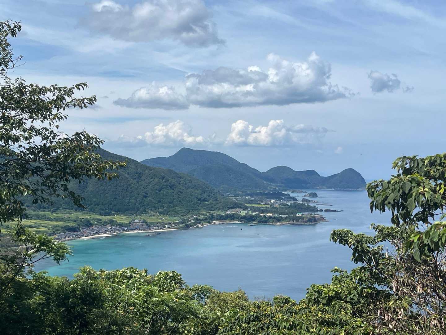 向こうにさっき登った依遅ヶ尾山が見えます。