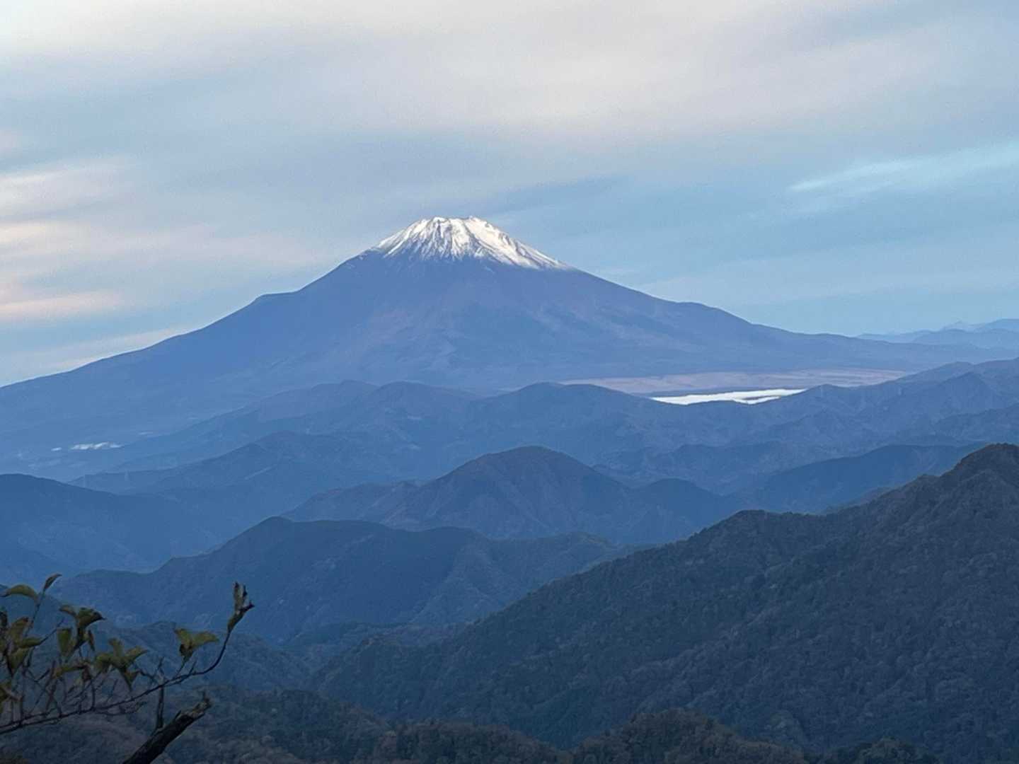 昨日は雲海に覆われていた麓はこんな景色だったのね！
湖も見えてます。