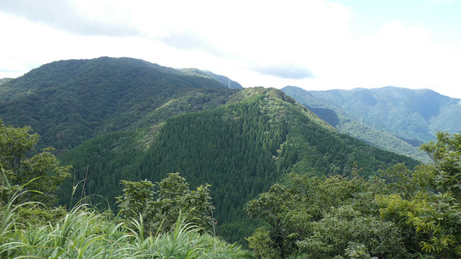 朝鍋鷲ヶ山へ急降下、急上昇が待ち受ける。