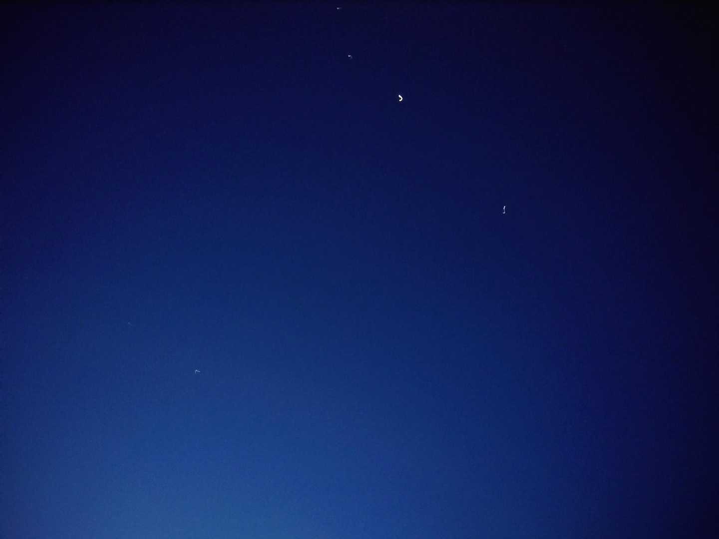 天山上宮駐車場から見上げた星空

ここまでナビ頼りで来たけど、途中むちゃ狭い道で泣きそうに、、
たぶんもうちょっと広い道もあるはず
