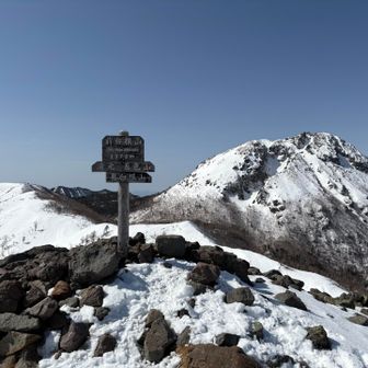 前白根山の山頂。すごい爆風でした。写真を撮ってすぐに退散しました。