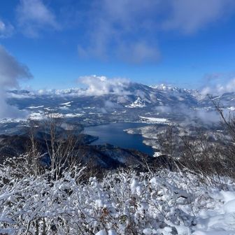 大明神岳到着。野尻湖、黒姫山。遠くに北アルプスかな？日差しが暖かく、ゆっくりコーヒータイム