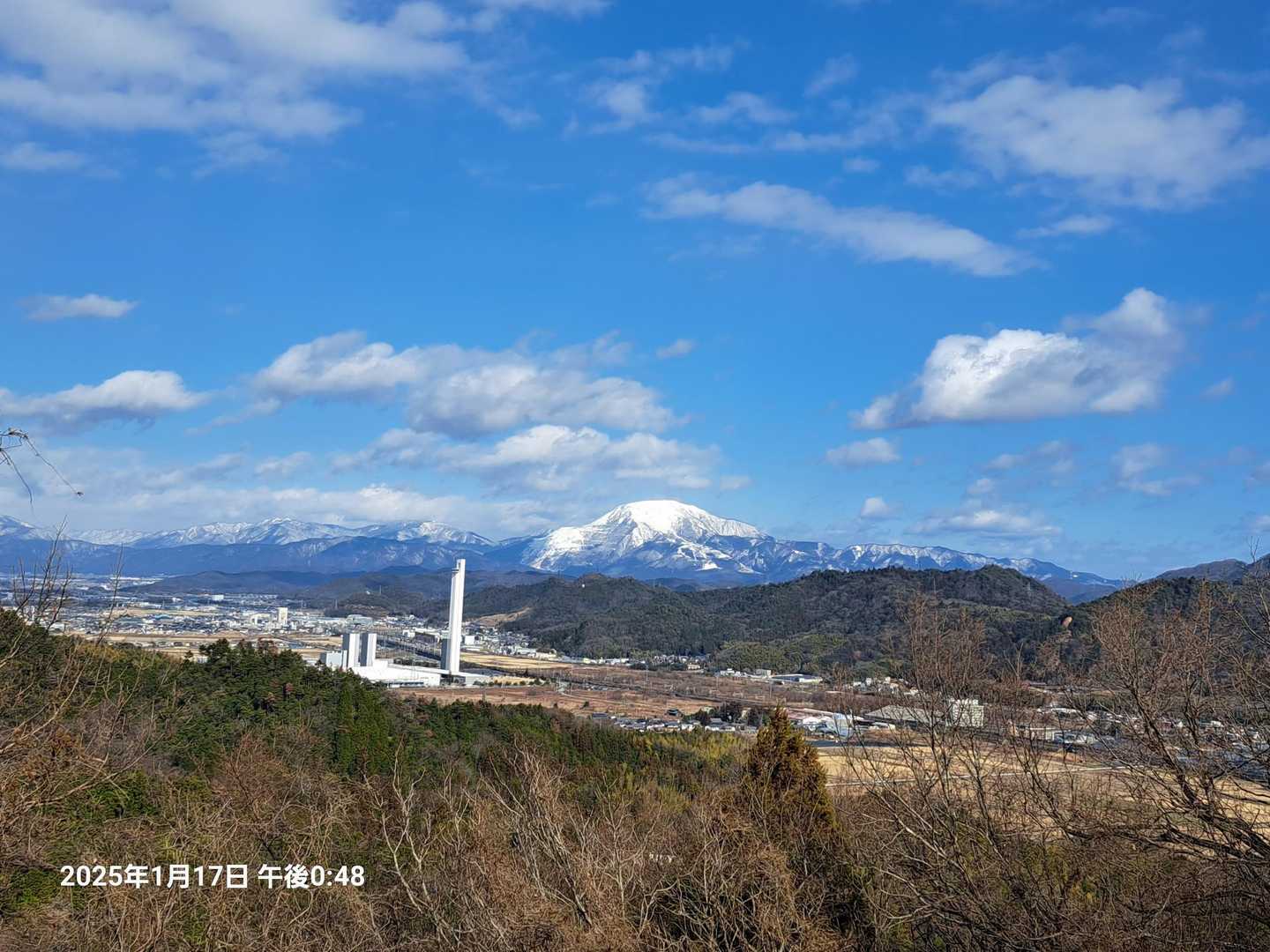 北東に伊吹山