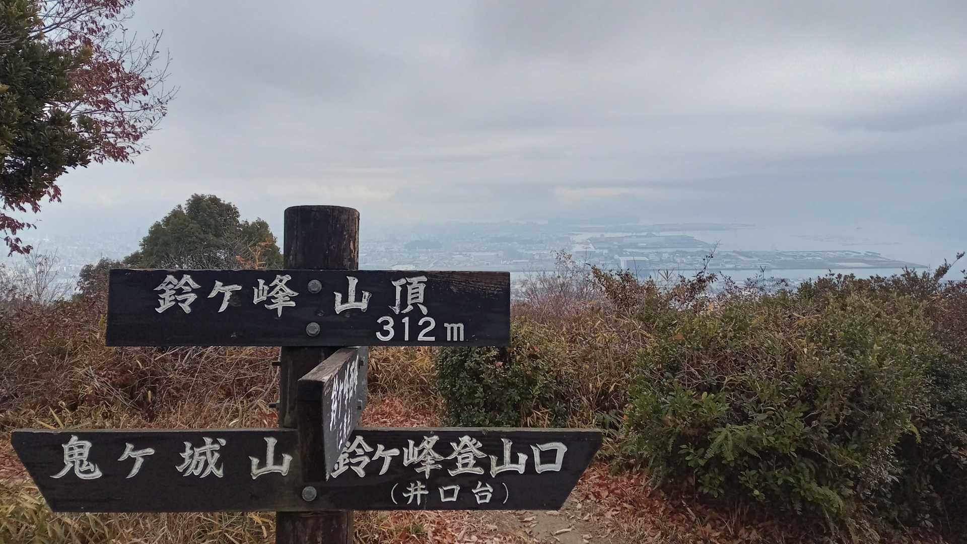 薄雲が
麓の景色を　ぼんやりと