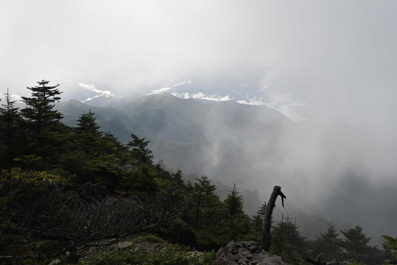 雲間に輝く幻想の山肌