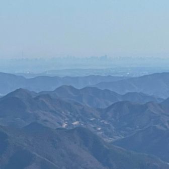三ッ峠山の山頂から新宿ビル群、左端にはスカイツリーも見えました。でも教えてもらわなかったら絶対に気づいてない景色…笑