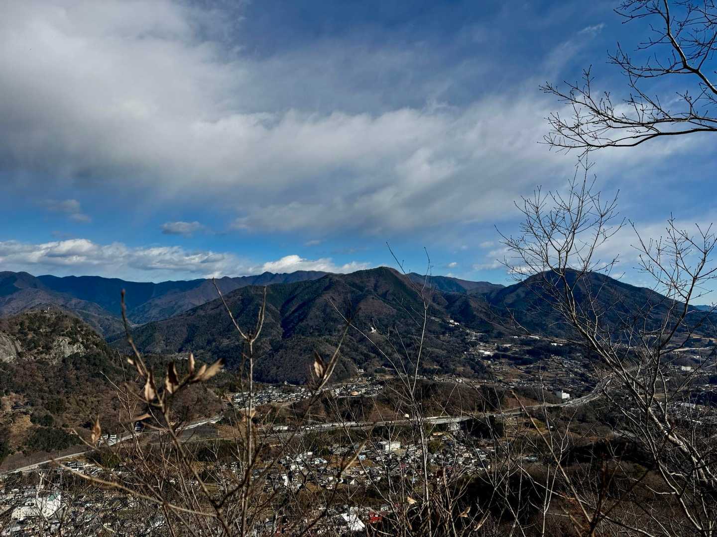 菊花山山頂。扇山と百蔵山が見えました。