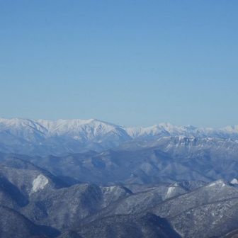 越後の白い山並み