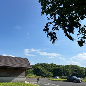 駐車場に戻りました
午後から歩き始めたので私たちだけだった🅿️に、珍しい虫を探しに来てる方の🚙が。