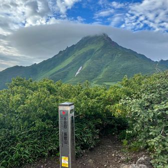 やっと長官山、ここまででバテバテ…
正面が利尻山！朝は雲が凄かった