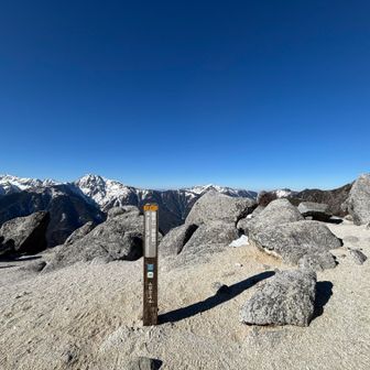 稜線を辿ってお隣の薬師岳。