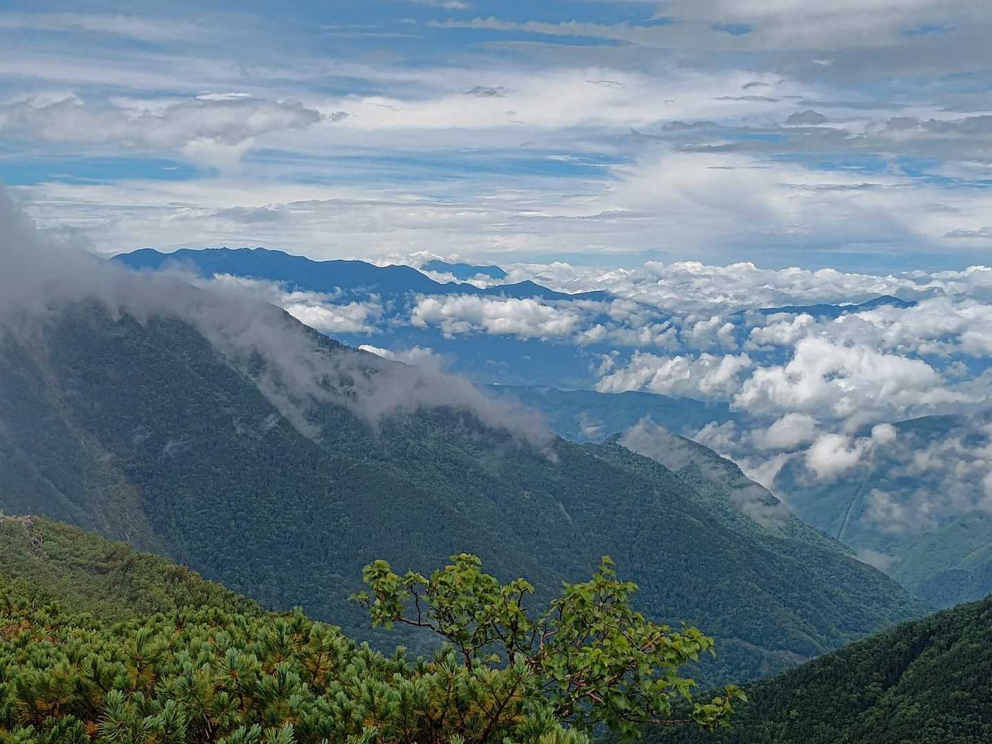 仙丈の脇から見えてるのは中央アルプス🏔️
そしてその奥には御嶽山の姿が🏔️