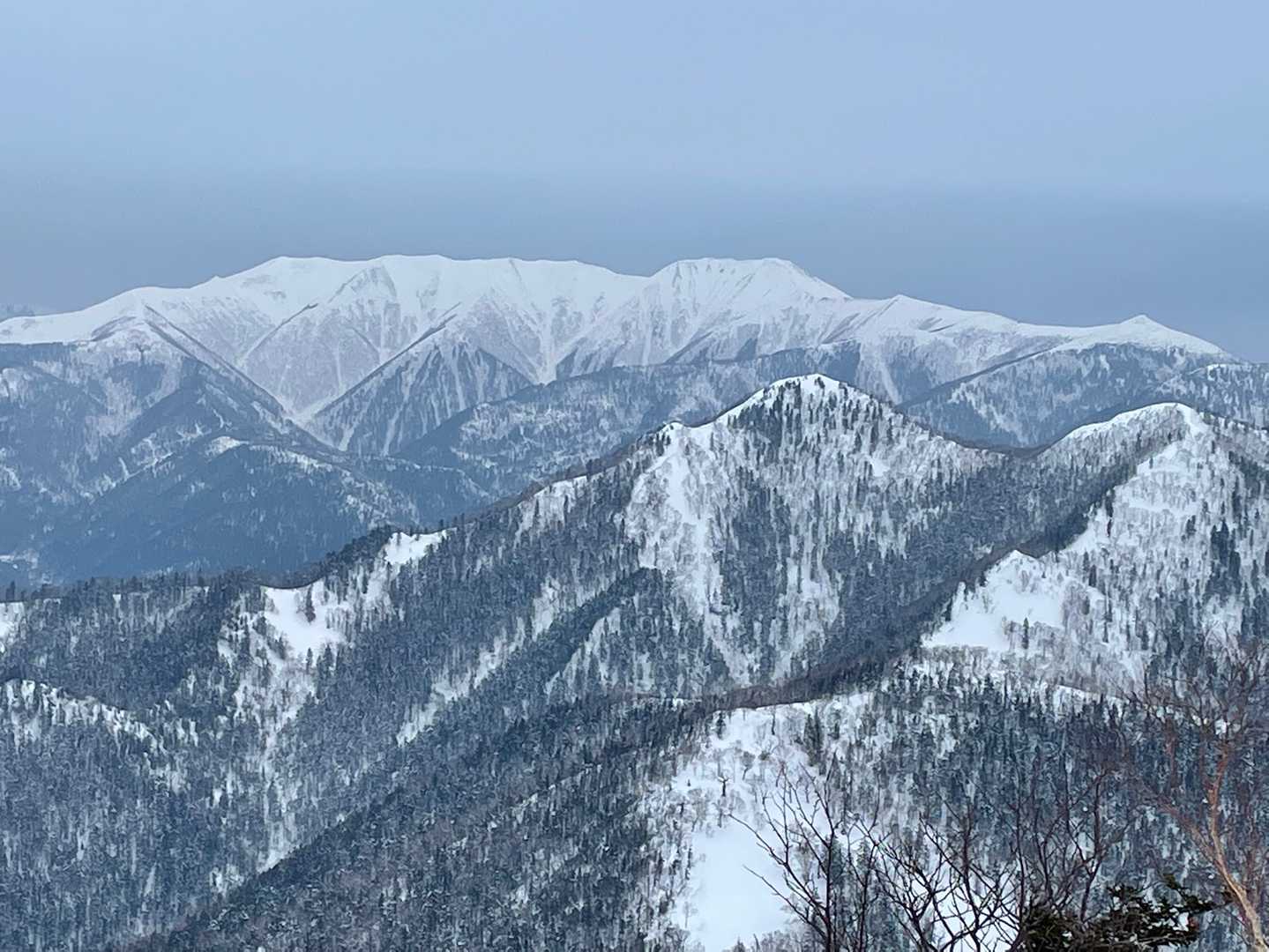 手前右側が北ペトウトル山、奥ウペペサンケ山。